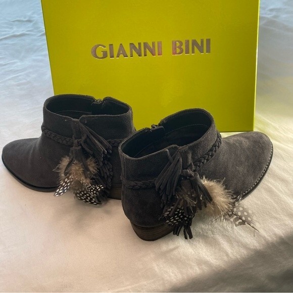 NWT Gianni Bini Charcoal Gray Suede Feather Detail Ankle Boots Rorrie Size 7M - Picture 3 of 15